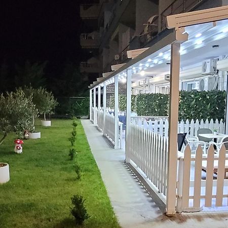 Suncoast Rooms Port Side ساراندا المظهر الخارجي الصورة