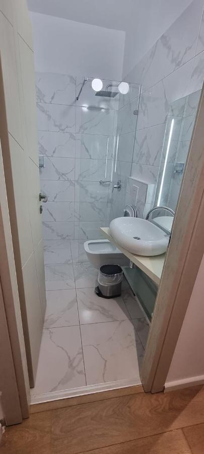 Suncoast Rooms Port Side ساراندا المظهر الخارجي الصورة