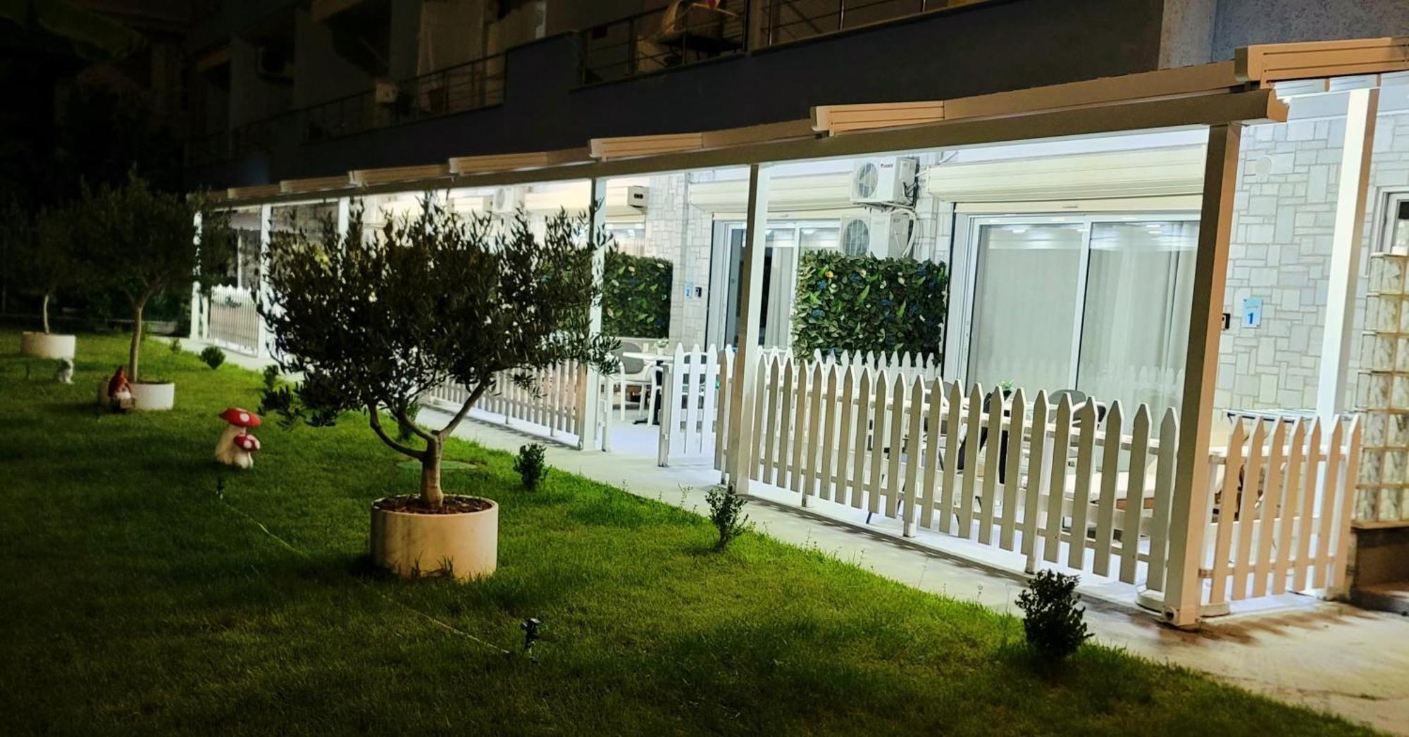 Suncoast Rooms Port Side ساراندا المظهر الخارجي الصورة