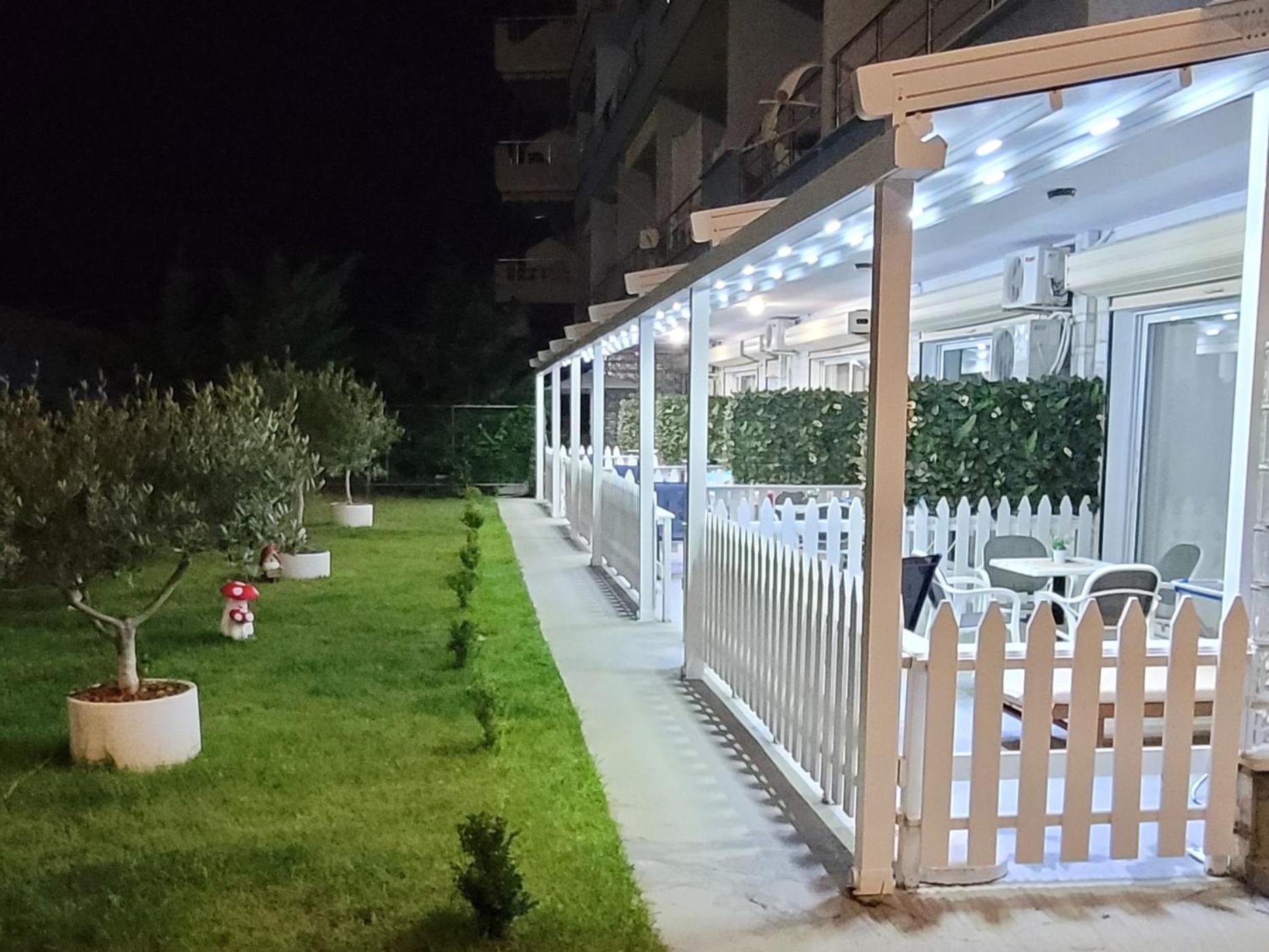 Suncoast Rooms Port Side ساراندا المظهر الخارجي الصورة