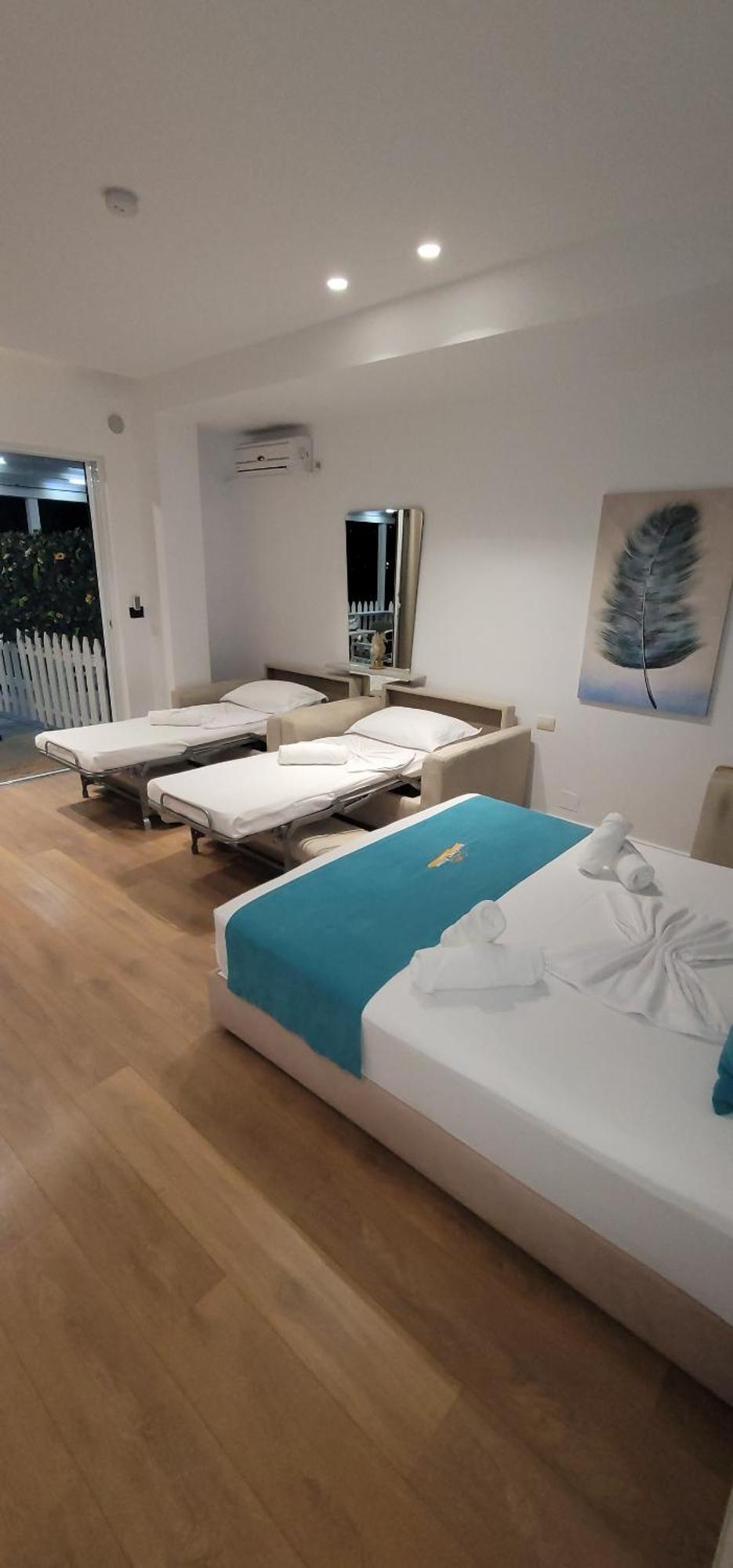 Suncoast Rooms Port Side ساراندا المظهر الخارجي الصورة