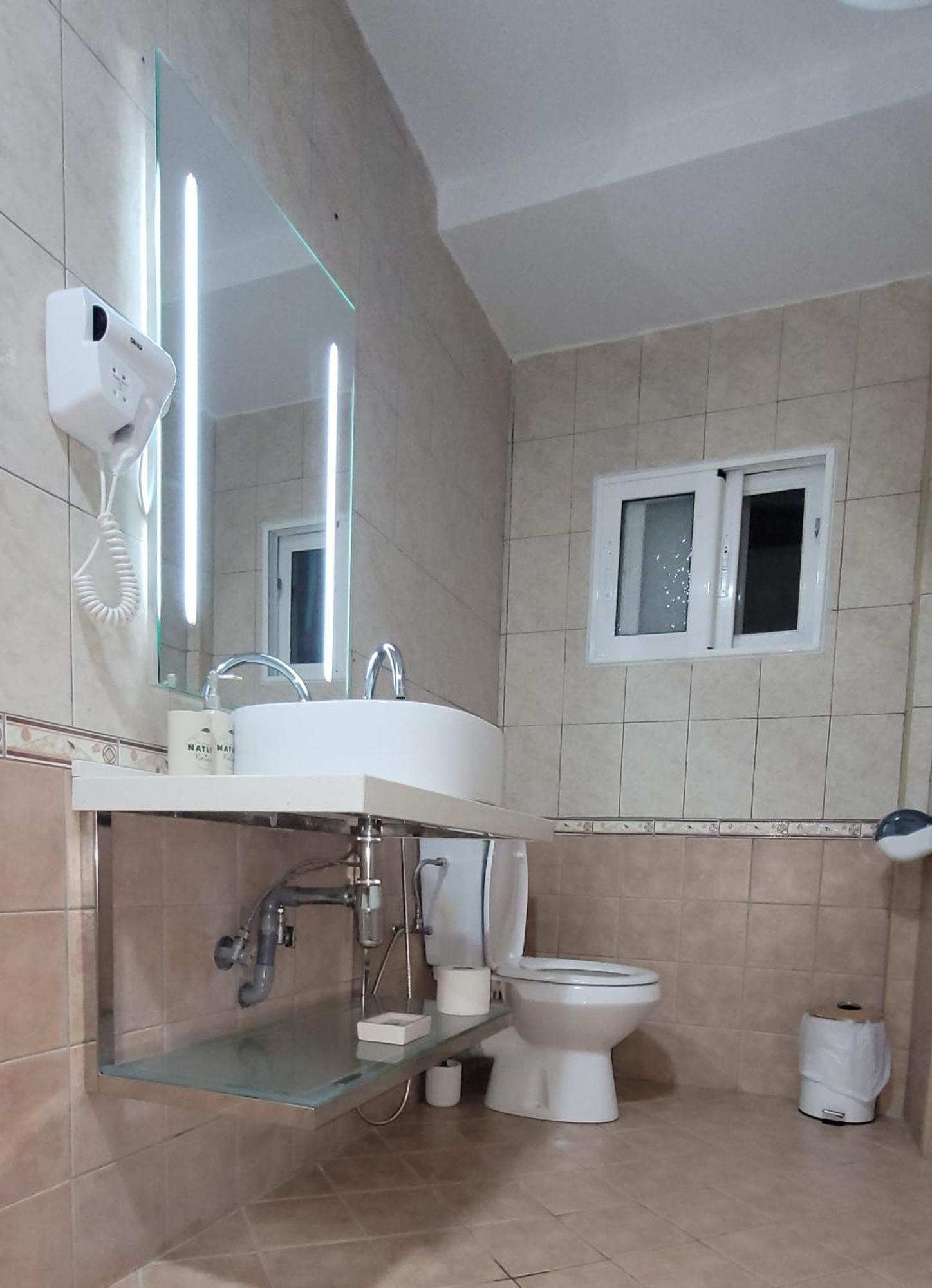 Suncoast Rooms Port Side ساراندا المظهر الخارجي الصورة
